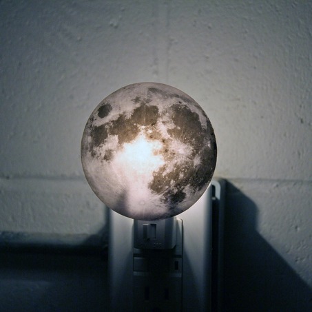 写实月球小夜灯-2