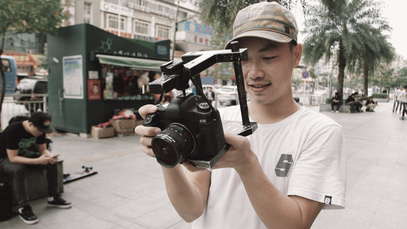 我是小秋，07年创立了1985滑板店，最初1985滑板店就设在我的房间里。