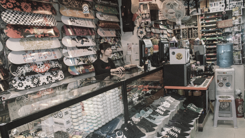 2008年搬到附近一个商场二楼，很小的一间店，附近也没有场地可以滑板。