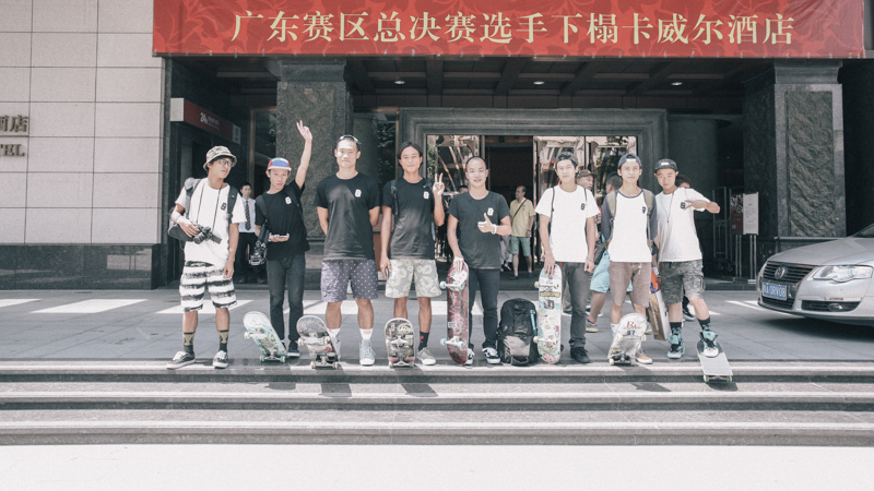 目前1985已经焕然一新，你可以到店里更换价格实惠的滑板装备，也可以品尝到超赞的进口啤酒和饮料，并且有舒适的吧台给你和朋友聊天看video，一路走来，因为有大家的支持，1985滑板店是幸运的！