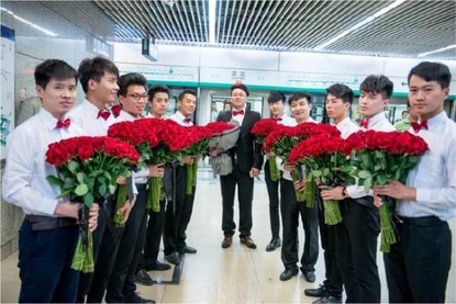 地铁8号线惊现求婚!RoseToMe玫瑰花海!