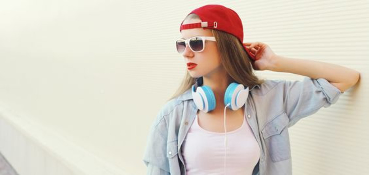 秋冬15和Xander Zhou合作的追踪器造型墨镜。