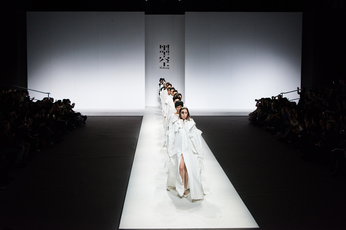 中国国际时装周「墨 · 空」邱佩娜教授作品发布会