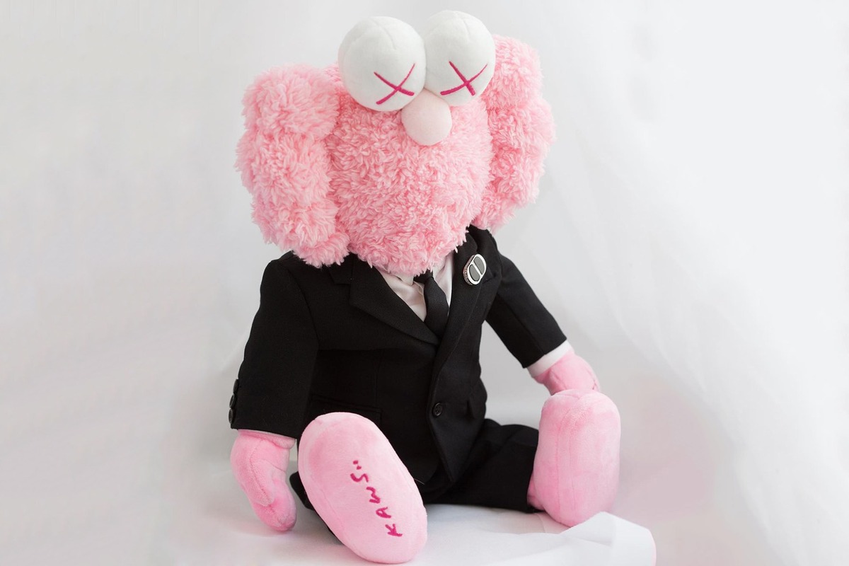 Dior x KAWS 粉红色别注 BFF Plush 以天价登陆 Stock X