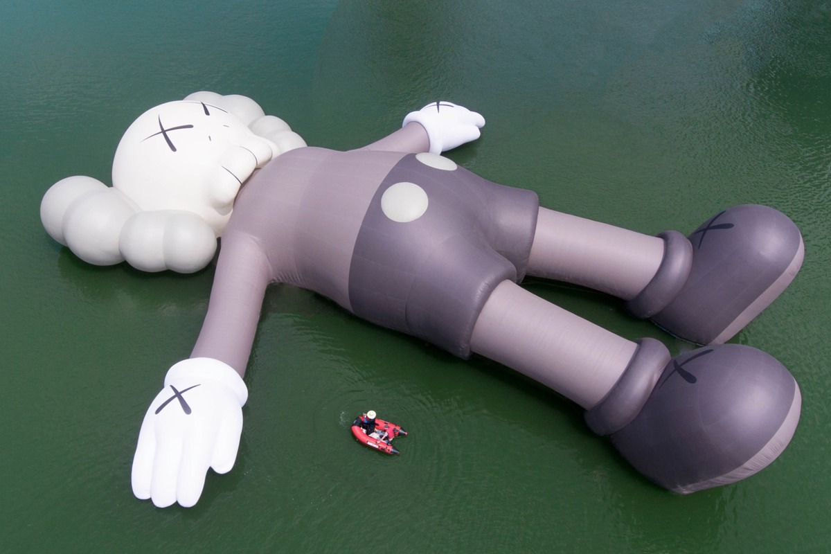 KAWS 首个水上漂浮雕塑作品「KAWS:HOLIDAY」正式登场