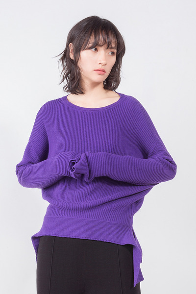 紫色圆领套头衫