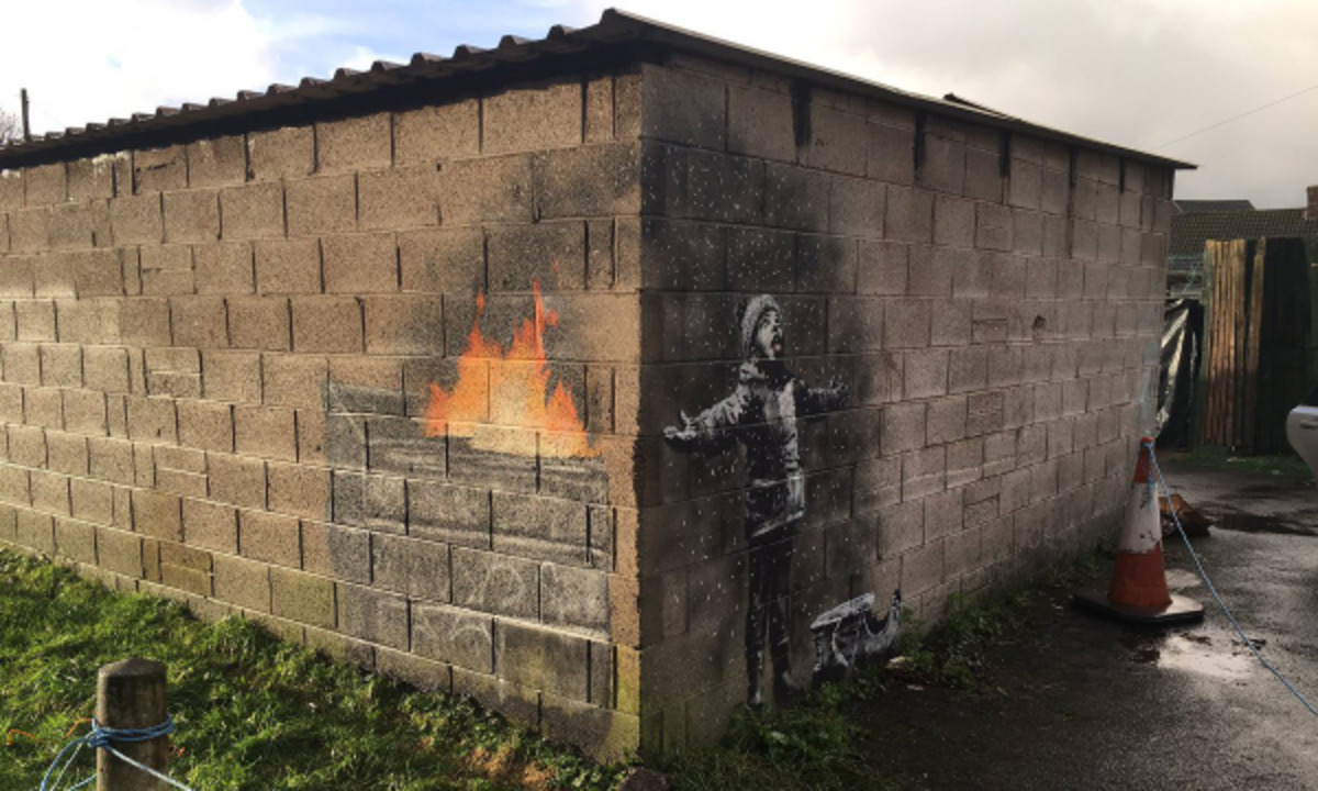 Banksy 在英国威尔士镇的新作正在毁掉仓库主的生活?