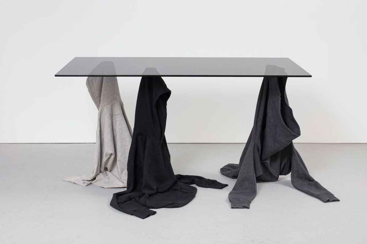 不只是服饰 -《The Hoodie》艺术特展打造多件「变种连帽衫」