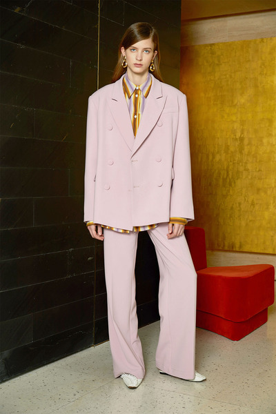 粉色西装阔腿裤