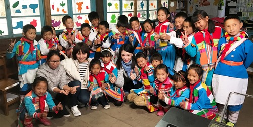 始于表演，忠于善良，说的是谁？｜纪录片《远边的歌声》