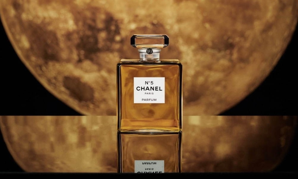 迎接 100 周年， CHANEL N°5 香水推出圣诞限定