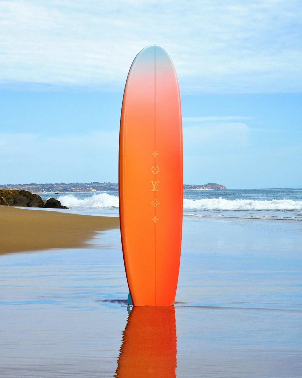 LOUIS VUITTON 携手 Alex Israel 推出渐变色冲浪板