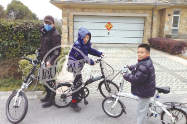 大導(dǎo)演張藝謀低碳出行騎大行DAHON