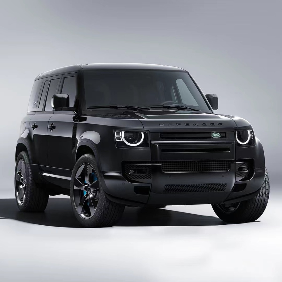LANDROVER 借 007 新电影灵感限量打造全黑路虎卫士