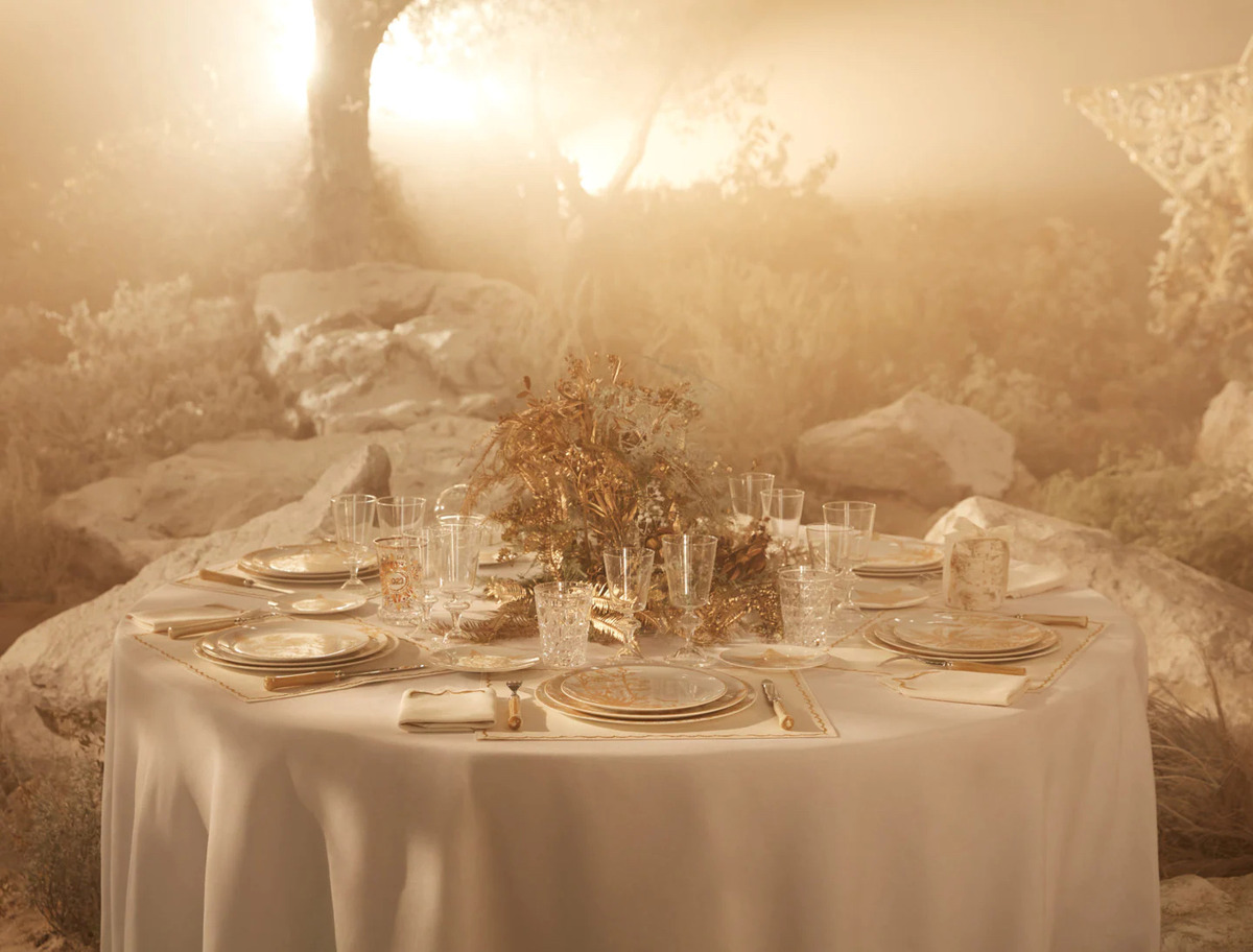 DIOR Maison 推出圣诞瓷器系列