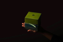 通过茶叶与各种味蕾的组合体现“撞香”的概念