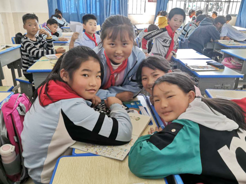 女孩说：“树是我的伙伴，是朋友。”