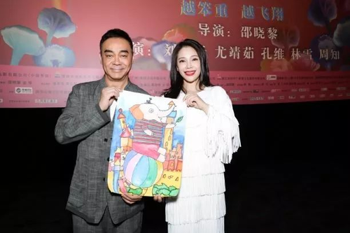 一只从孩子心里走向电影海报的大象