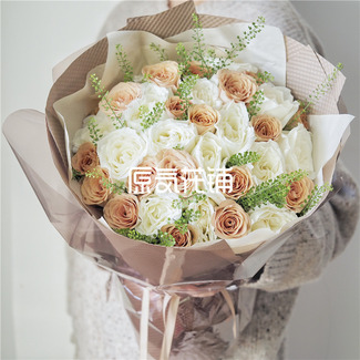 暖秋--白玫瑰卡布奇诺玫瑰绿菱草混合花束