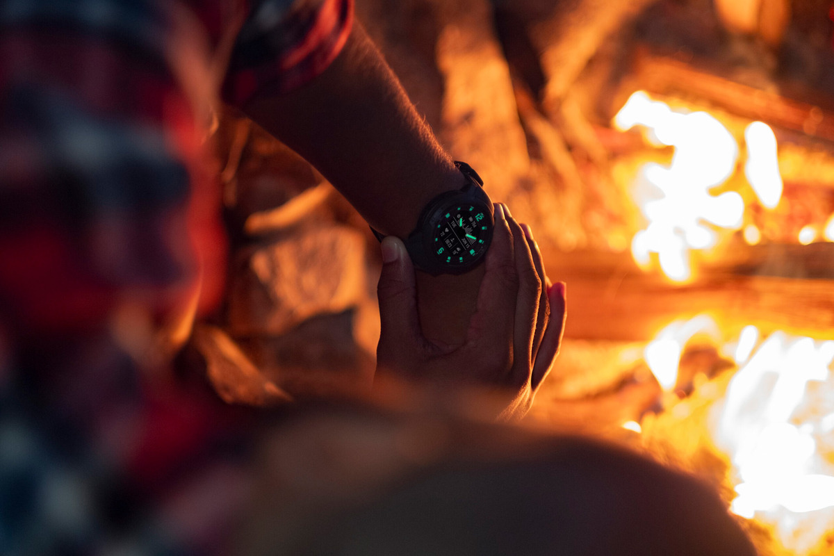 Garmin 佳明发布本能·跨界 Instinct Crosssover 太阳能指针式智能手表