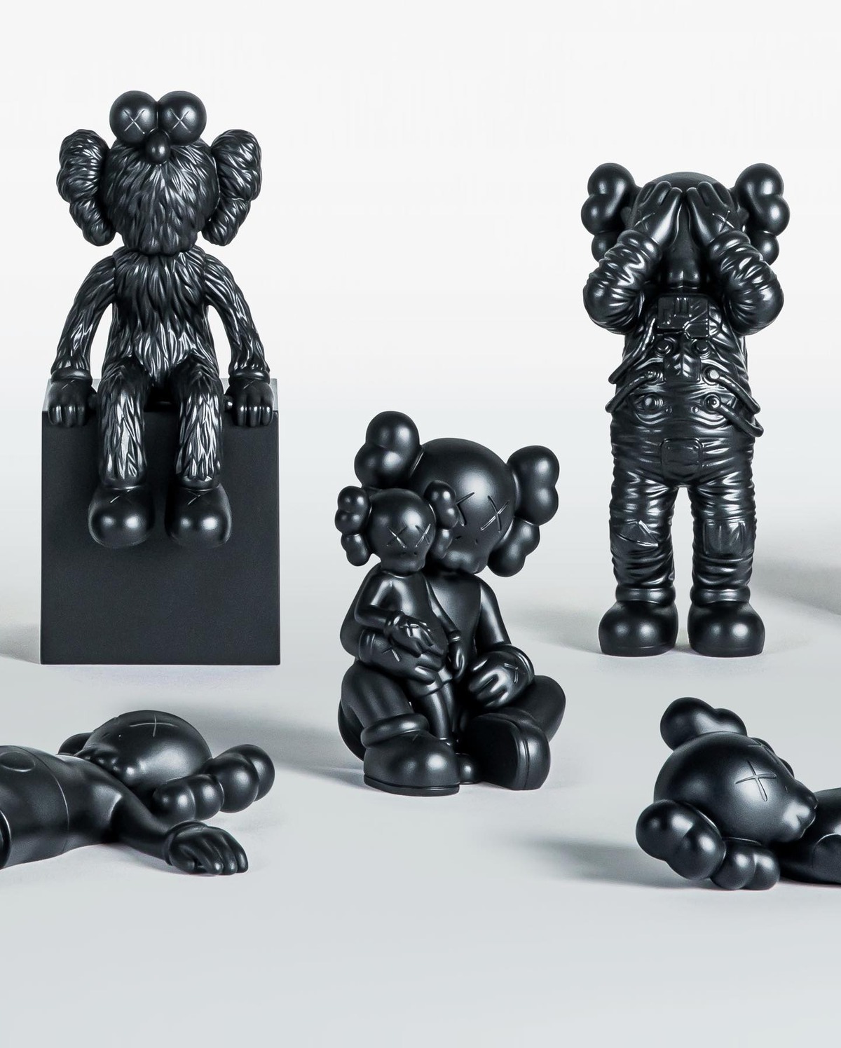 KAWS 黑铜系列质感回归