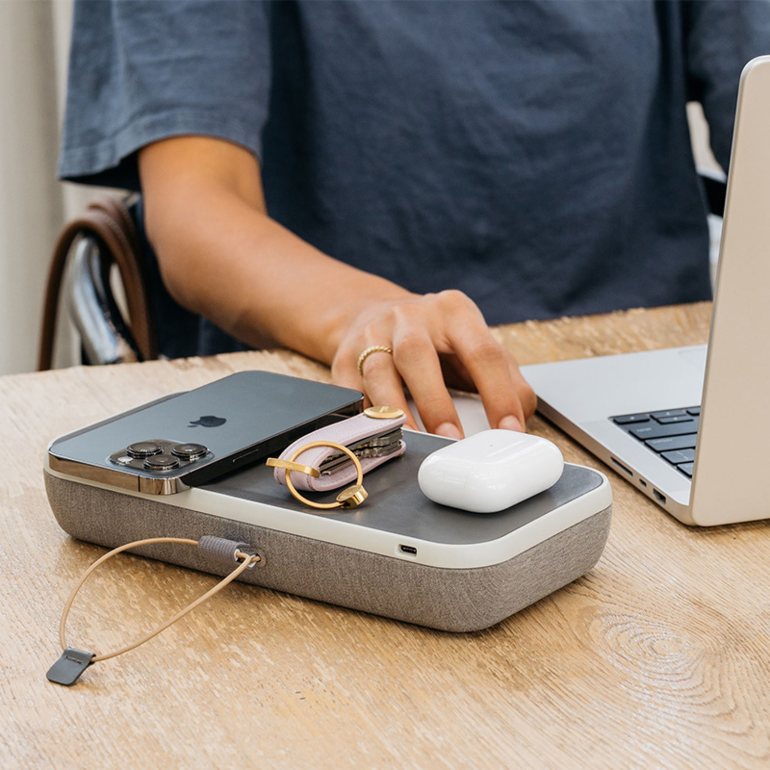 Orbitkey Nest隨身電子物品收納盒QI無線充電充電座充電器便攜鼠標U盤線纜外設時尚配件包便攜式辦公桌整理器-4