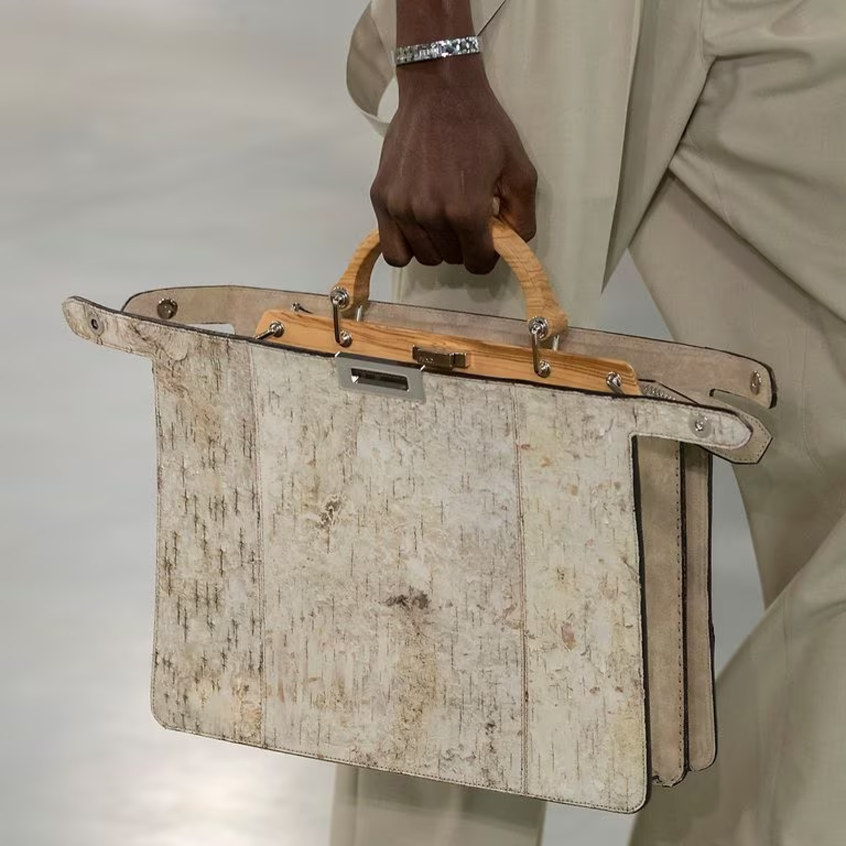 FENDI 携手建筑师隈研吾推出 2024 春夏联名系列