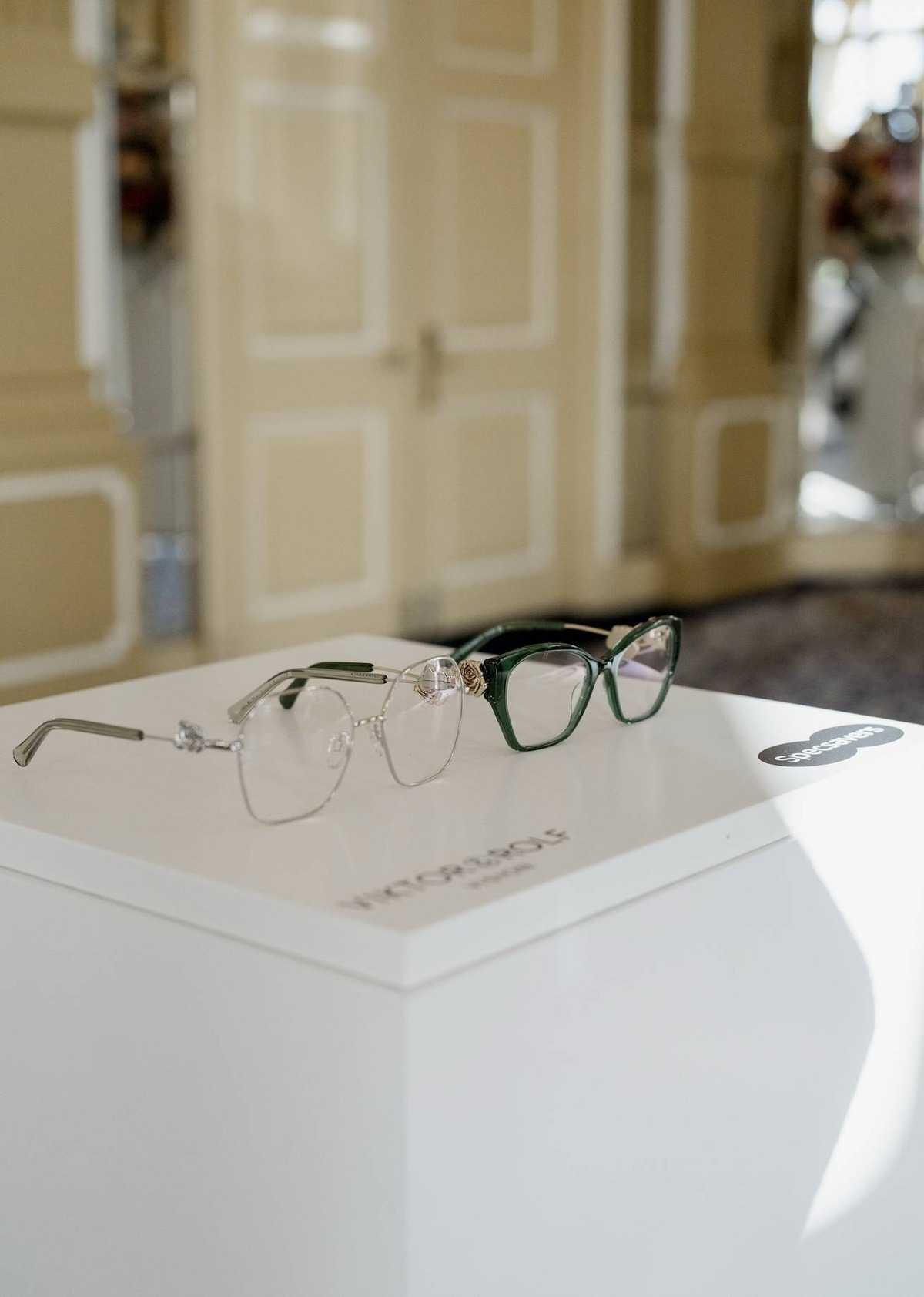 Viktor & Rolf 携手 Specsavers 推出独家眼镜系列