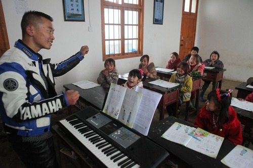 从战场到讲台，退伍文艺兵谱写十年乡村教育乐章