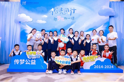 “我向往深圳的繁华便利，也热爱家乡的山川田野……”