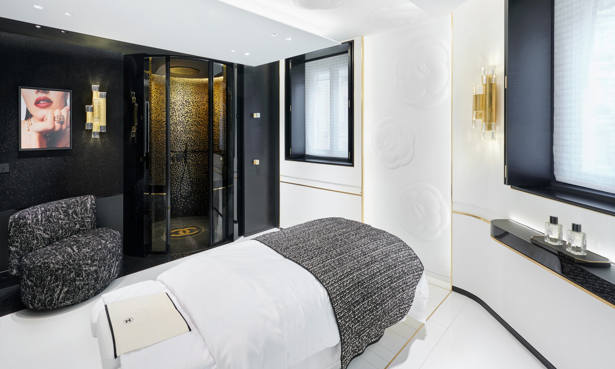 CHANEL 在巴黎开设首家美容精品店