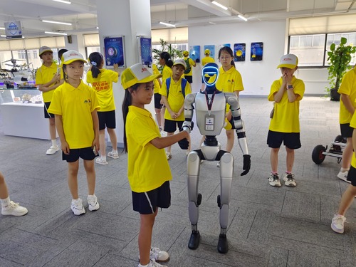 从小山村到黄浦江畔：一个女孩的梦想发芽了