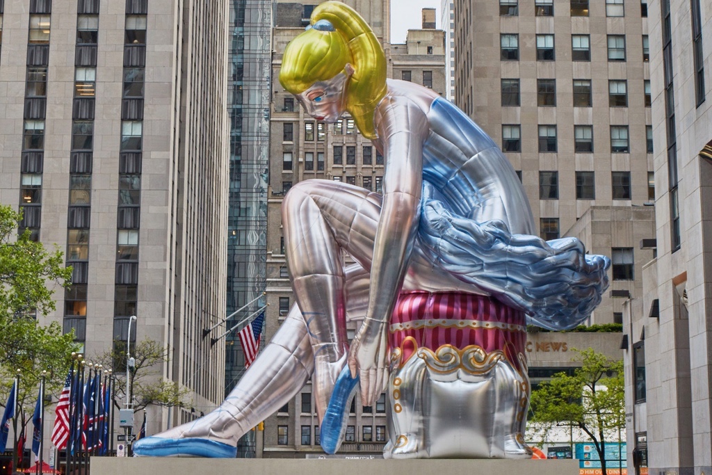 Jeff Koons 全新彩色充气雕塑「Seated Ballerina」登陆纽约