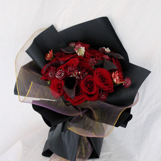 玫瑰海芋小丽花蓝盆花混合花束