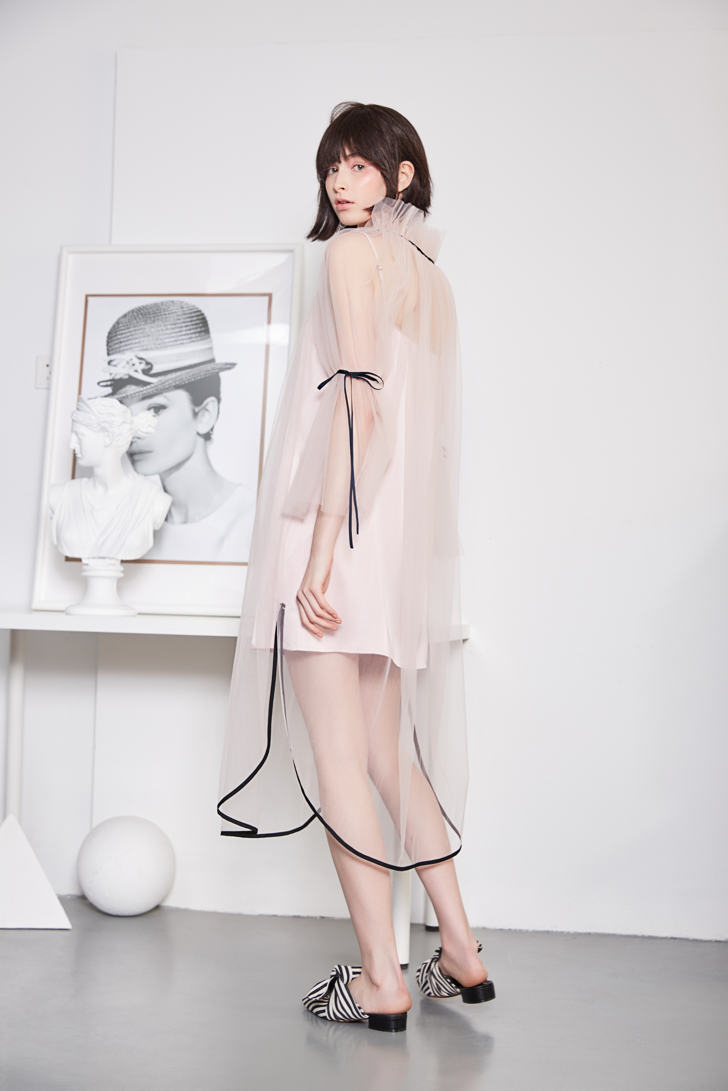 拉夫领薄纱连衣裙