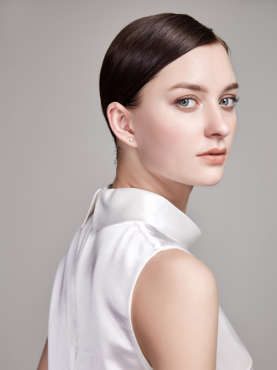 缎面半高领无袖上衣