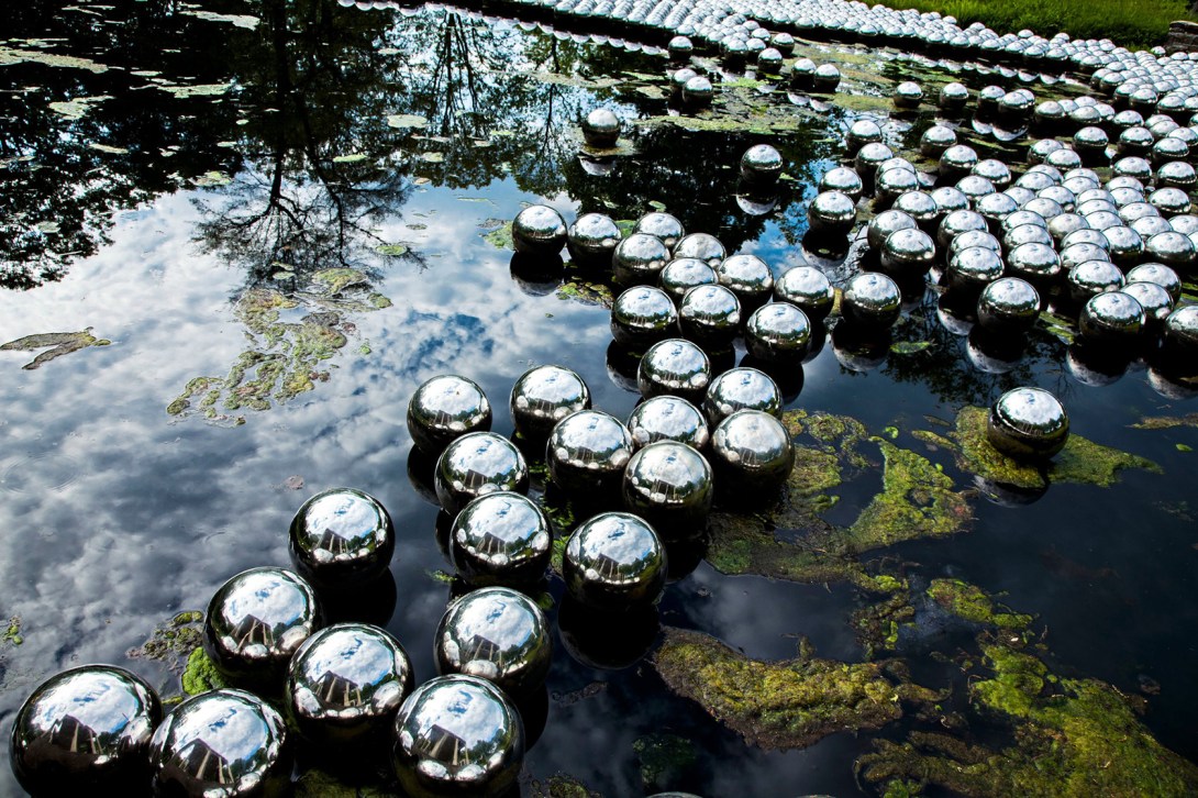 草间弥生时隔 50 年后再度于纽约展出装置艺术「Narcissus Garden」