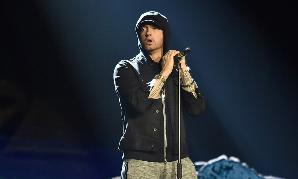 Eminem 今年卖掉的专辑比 Drake 和 Taylor Swift 加起来还多