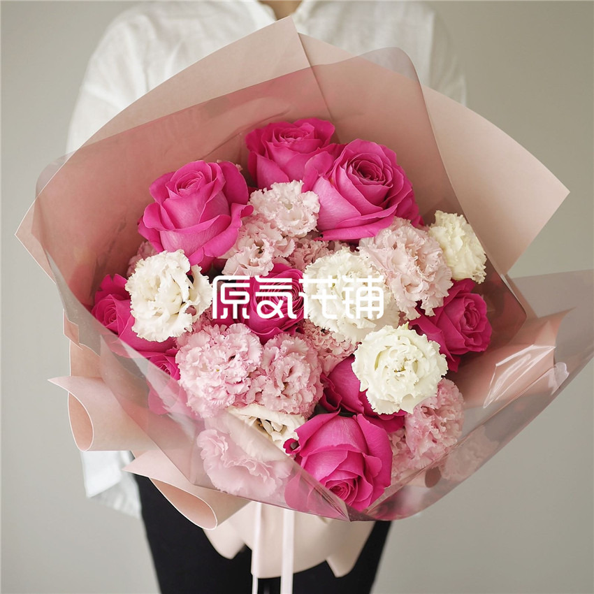 草莓慕斯 进口厄瓜多尔玫瑰无蕾龙胆花束 草莓慕斯 进口厄瓜多尔玫瑰无蕾龙胆花束