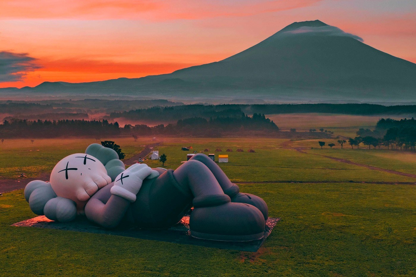 「KAWS:HOLIDAY」最新日本富士山站正式登场