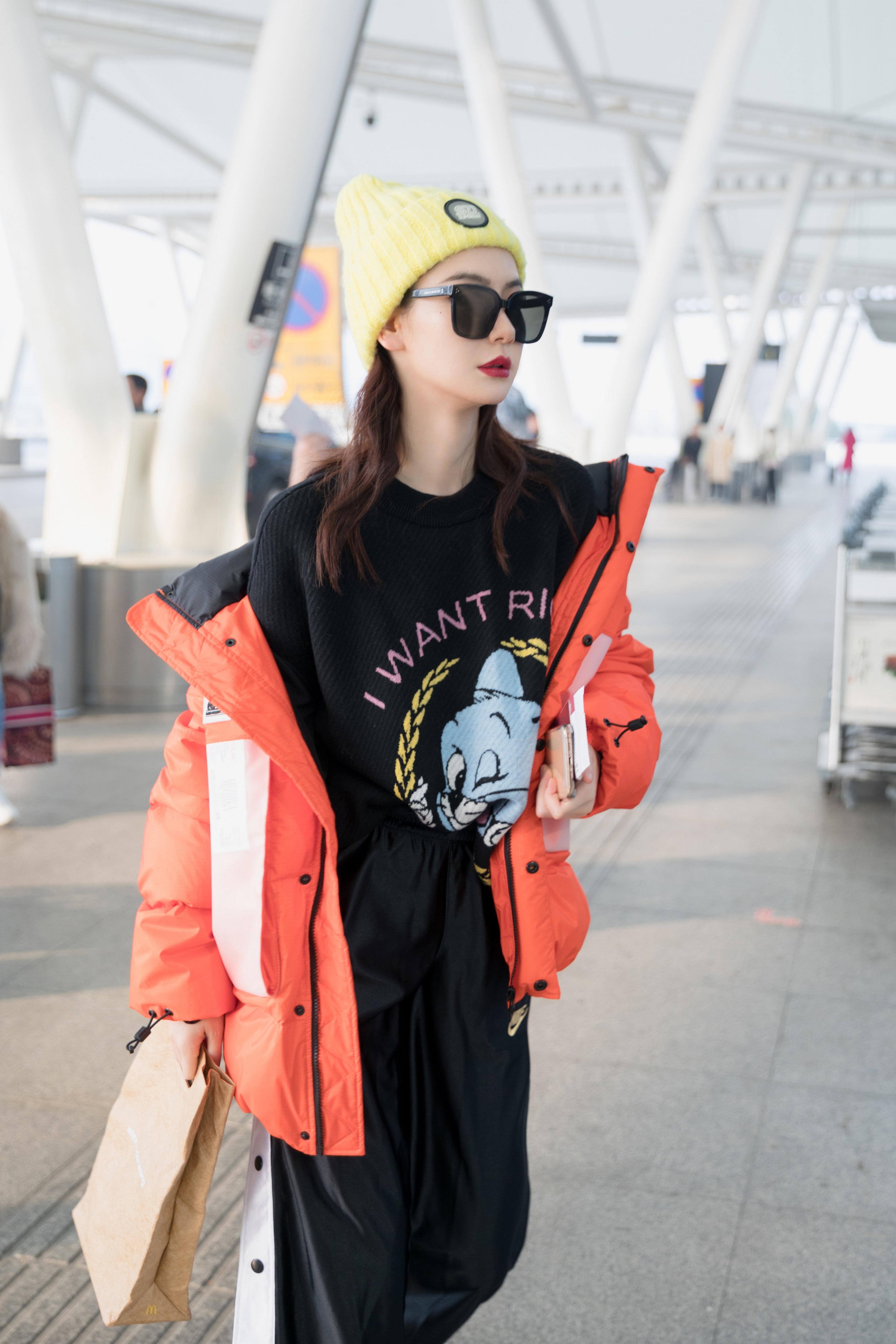 戚薇 机场街拍九