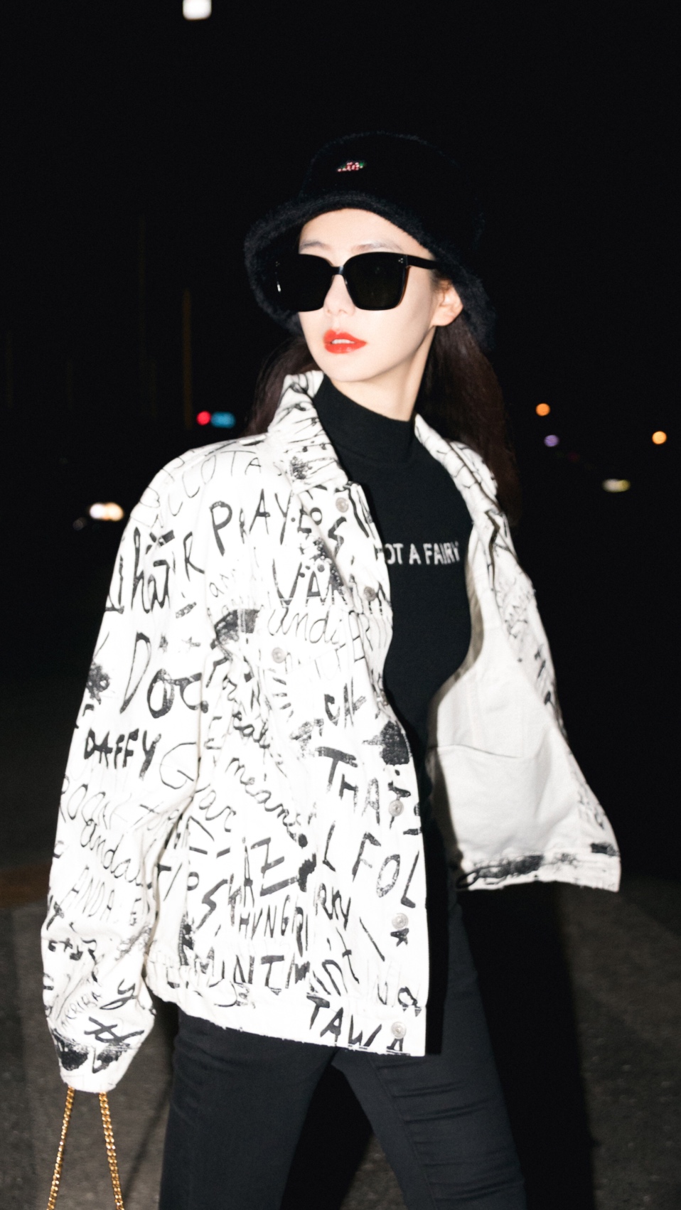 戚薇 机场街拍八