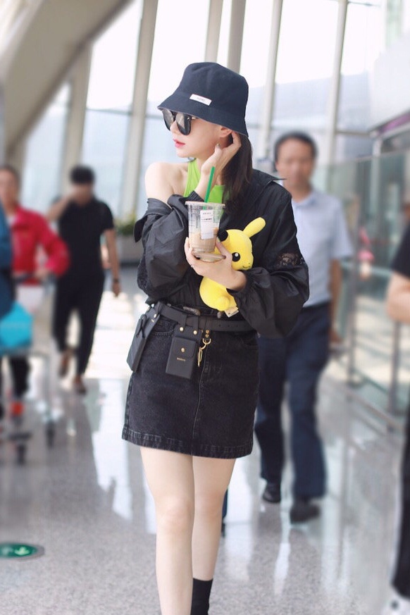 戚薇 机场街拍三