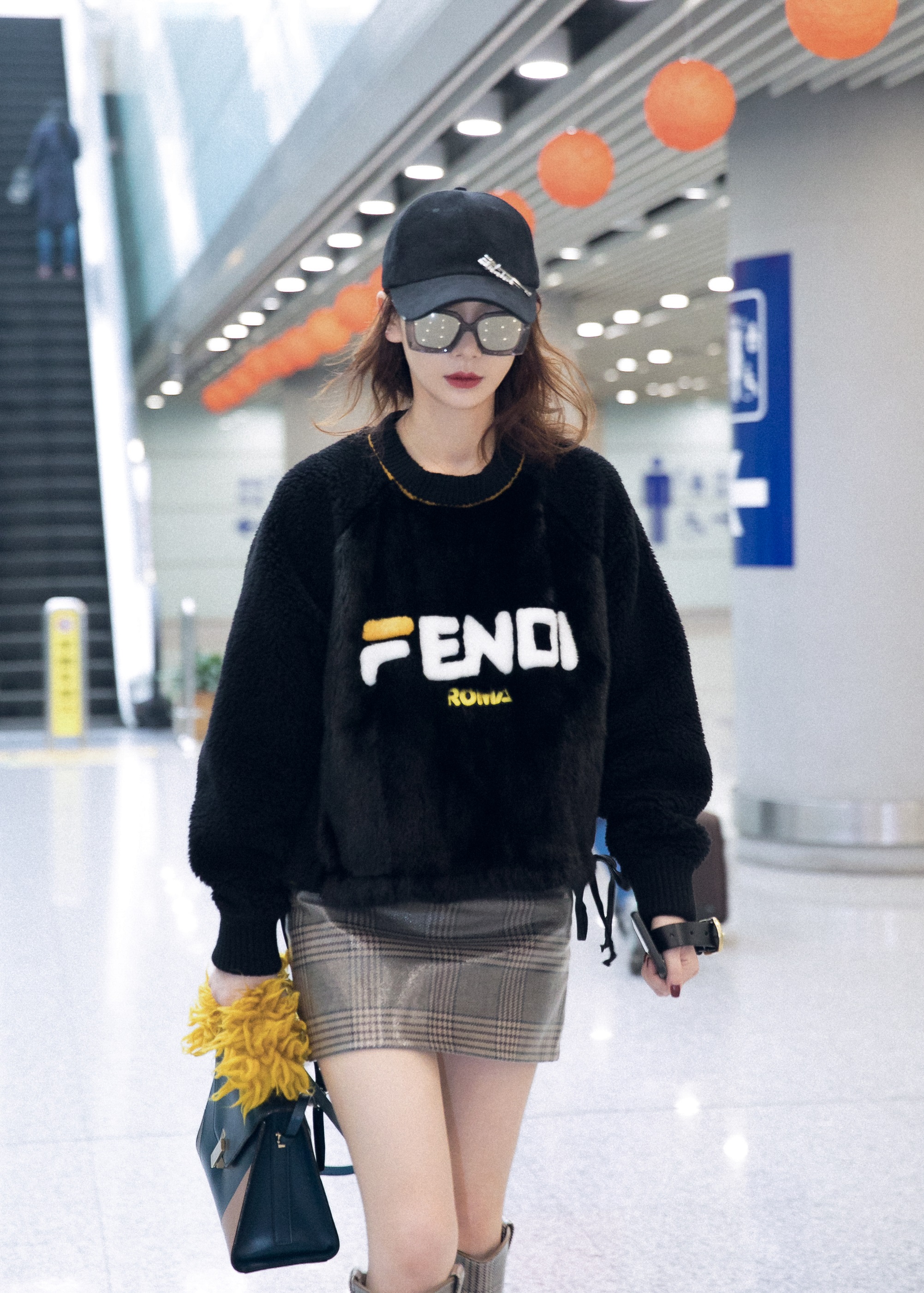 戚薇 机场街拍二