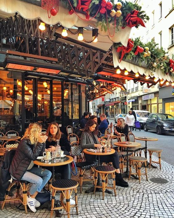 一杯咖啡加一块蛋糕,另一个原因是,法国的街边咖啡文化