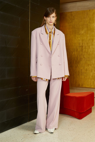 粉色西装阔腿裤