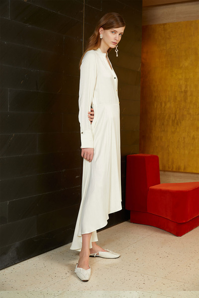 白色V领衬衫连衣裙