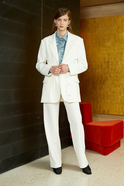 白色西装直筒裤