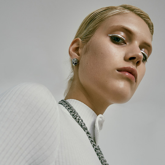 外星人手脸浮雕钛钢耳钉