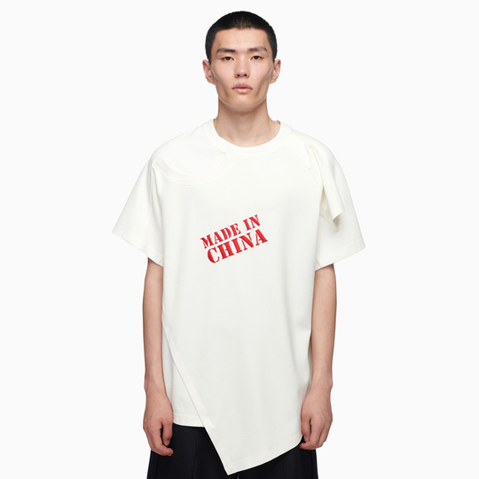 “MADE IN CHINA”刺绣解构拼接白色T恤